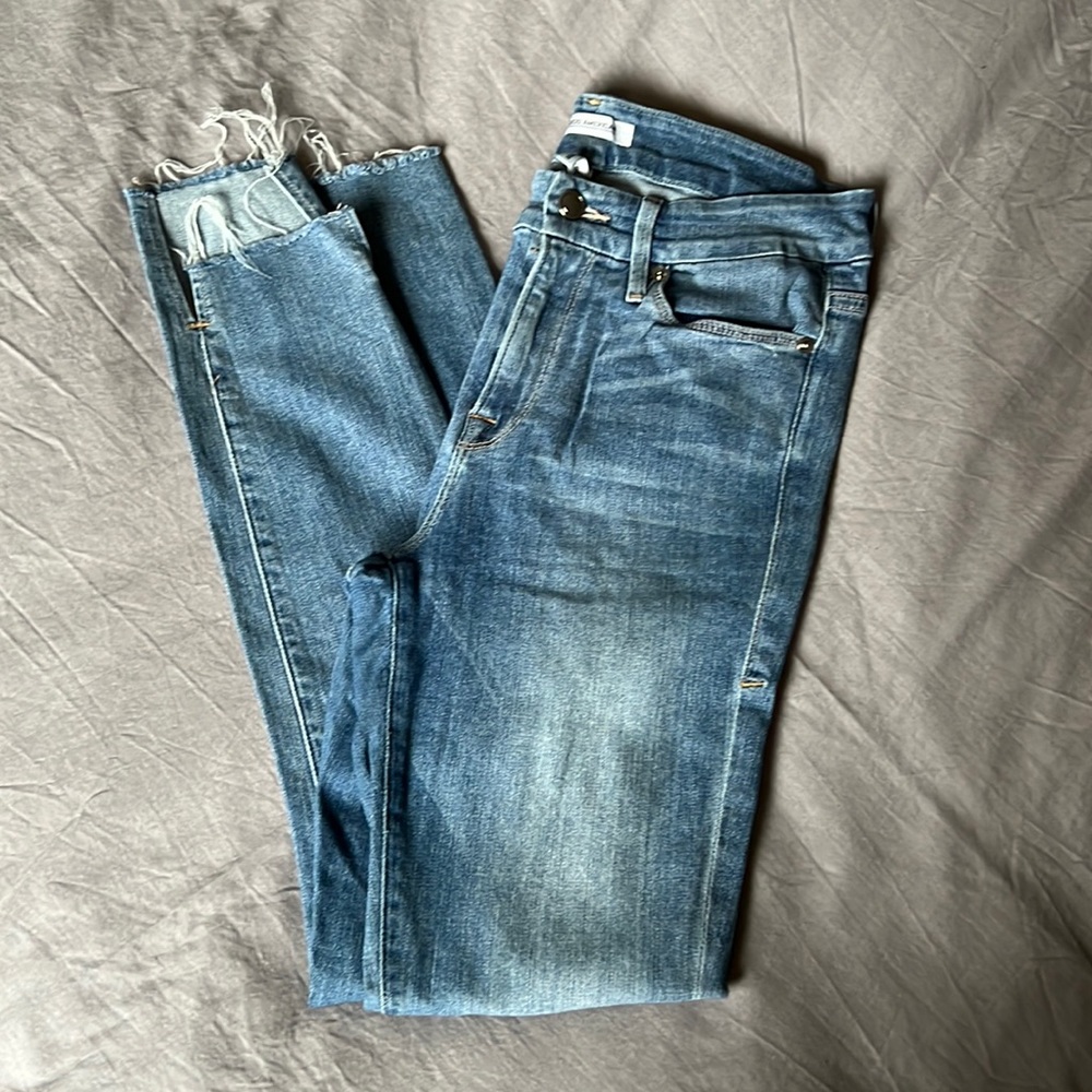 Good American “Good Legs” Frayed Step Hem Denim Ankle Crop Jean